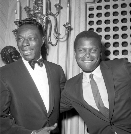 Nat 'King' Cole si actorul Sidney Poitier la gala premiilorOscar din 1963