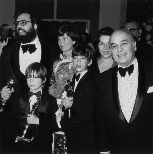 8 aprilie 1975: regizorul american Francis Ford Coppola alaturi de familia sa  si cele 3 statuete luate pentru 'The Godfather, Part II'