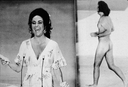  1 aprilie 1974: Elizabeth Taylor amuzata de celebrul moment in care Gala a fost intrerupta de Robert Opal, un barbat gol care a patruns pe scena.