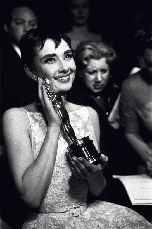  26 martie, 1954L Audrey Hepburn alaturi de statueta luata pentru Roman Holiday