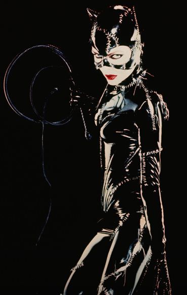 Catwoman (Michelle Pfeiffer): Catwoman ramane fantezia multor barbati: o femeie vicleana, rea, cu un umor macabru, dar extrem de senzuala este intodeauna periculoasa. Dar cine se mai gandeste la pericole cand isi scoate Catwoman biciul?