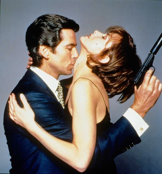 Xenia Onatopp(Famke Jannsen): In Goldeneye (1995) James Bond a avut parte de una dintre cele mai dure perosnaje femine. Combinatia dintre senzualitate si placerea de a ucide au facut-o pe Xenia o aparitie mortala, si la propriu si la figurat.