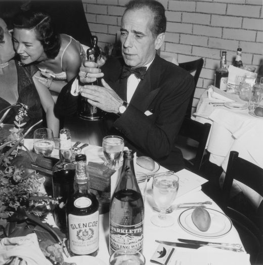 20 martie 1952, Humphrey Bogart la masa alaturi de Oscarul castigat pentru rolul din 'The African Queen' al lui John Huston