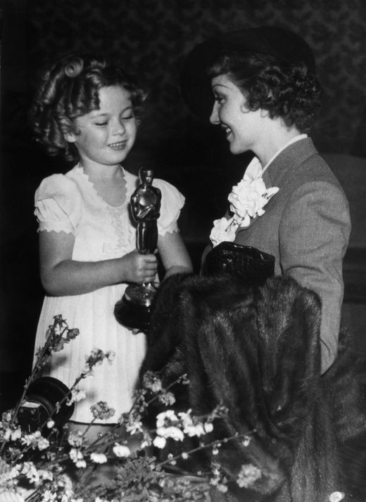 In 1935 Shirley Temple ( 7 ani) ii acorda lui Claudette Colbert premiul pentru cea mai buna actrita in filmul 'It Happened One Night' al lui Frank Capra.