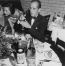 20 martie 1952, Humphrey Bogart la masa alaturi de Oscarul castigat pentru rolul din The African Queen al lui John Huston