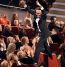 Momentul in care i s-a inmanat Oscarul lui Roberto Benigni, in 1998, a intrat in istoria Premiilor Academiei Americane de Film ca unul dintre cele mai frumoase episoade. In momentul in care superba Sophia Loren i-a strigat numele de pe scena: Roberto! Roberto! Benigni s-a urcat pe fotoliile din impunatoarea sala in drumul sau spre scena unde a topait de bucurie si a sarutat-o pe Sophia. Am avut acel gest pentru ca efectiv imi venea sa zbor datorita fericirii. Exuberanta inseamna frumusete a povestit Roberto
