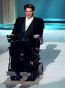 Christopher Reeve a fost aplaudat in picioare la Oscarurile din 1996 atunci cand a aparut in scaun cu rotile pe scena si i-a indemnat pe colegii de la Hollywood sa faca mai multe filme despre cauzele sociale.