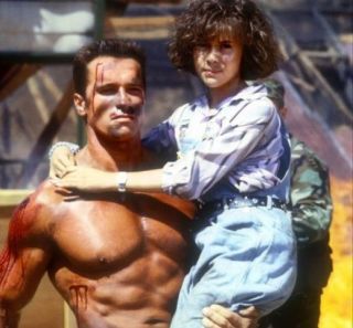 Cine este fetita din bratele lui Arnold Schwarzenegger: 28 de ani de la filmul in care o actrita stralucitoare debuta pe marele ecran