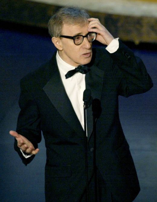 Woody Allen a reusit pana acum performante de a nu fi prezent decat la o singura gala, desi a strans in total 23 de nominalizari la Oscar (15 ca scenarist, 7 ca regizor si 1 ca actor) si a castigat 3 premii Oscar. Preferand sa ramana in New York, acesta a refuzat constant sa apare la Galele Oscar, dar in 2002 a oferit o surpriza de proportii dupa ce a aparut pe neasteptate si a urcat pe scena pentru a-i ruga pe realizatorii de filme sa continue sa filmeze in New York, dupa atentatele de la Wordl Trade Center. 