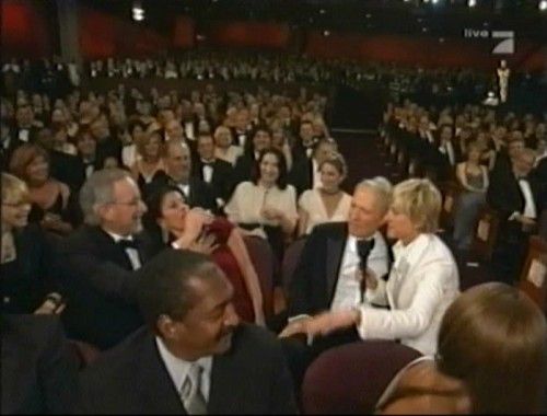 Un moment care nu s-a vazut pe micile ecrane, dar care a facut inconjurul internetului a fost cel in care Ellen DeGeneres i-a cerut lui Steven Spielberg sa ii faca o poza alaturi de Clint Eastwood. Poza a fost postata apoi pe contul de MySpace al actritei. 