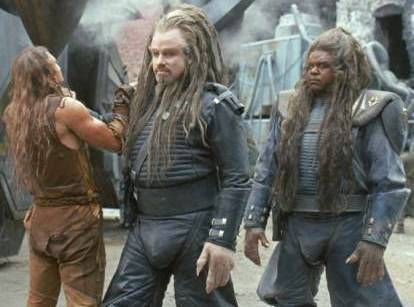 22.  Battlefield Earth (2000) Nimeni nu intelege ce a fost in capul lui John Travolta cand a ales sa faca Battlefield Earth, care a intrat in topul celor mai proaste filme.  Desi a declarat ca filmul va fi um „Star Wars, doar ca mai bun”, Travolta n-a reusit decat sa se faca de ras cu cel mai prost film din cariera sa. „Mi-as dori sa nu mai existe titlul de cel mai prost film din istorie, ca sa putem uita complet de acest film”  a fost atacul dur al unui fan.