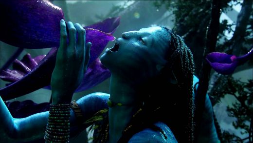 14. Avatar (2009): James Cameron a reusit inca un record in 2009, cand Avatar devenea cel mai profitabil film din istorie, cu 2 miliarde de dolari incasari. Pasionatii de efecte speciale si povesti impresionate au dat bunza in cinema, dar pasionatii de film au aruncat cu pietre in filmul lui James Cameron , pe care il considera un dezastru cinematrografic. Avatar ramane unul dintre cele mai controversate filme, care a impartit planeta in doua: cei care il urasc si cei care il iubesc.