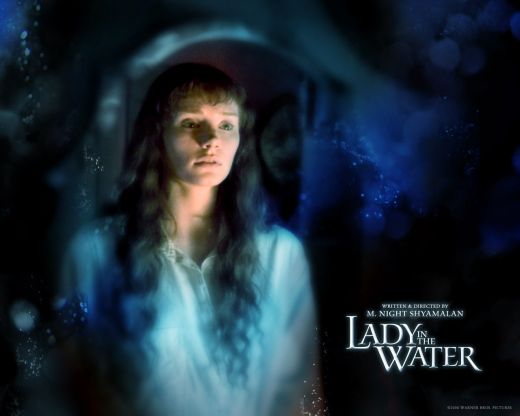 13. Lady In The Water (2006): Epoca filmelor misterioase a lui M Night Shyamalan a apus de mult, iar Lady in The Water este un exemplu. Fanii au fost infuriati la culme de film si au acuzat regizorul ca si-a batut joc de ei, oferindu-le o „scuza de film”, fara poveste, fara intriga si foarte prost jucat.