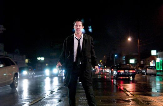 41. Constantine (2005): Un film pe care fanii il asteptau cu sufletul la gura, dar care a dezamagit total a fost Constatine. Keanu Reeves a fost pus la zid  pentru interpretarea sa, la fel si scenaristii. „Cineva ar trebui sa ii gaseasca pe scenaristi si sa lea dea un sut in fund pentru scenariul execrabil”, a  scris un fan pe IMDb.com