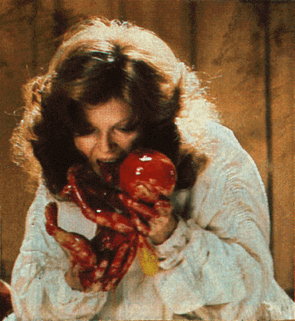 The Brood (1979): David Cronenberg si-a socat fanii cu una din scenele thriller-ului sau, cand Oliver Reed isi descopera sotia lingand sangele de pe copilul ei monstru proaspat nascut.