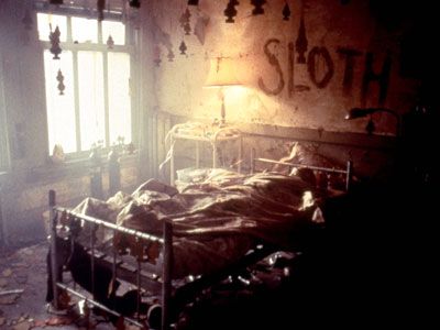 Se7en (1995) :Se7en ramane unul dintre cele mai socante filme din istorie, insa scena in care detectivii Mills (Brad Pitt) si Somerset (Morgan Freeman) descopera o noua victima ciopartita, iar deasupra patului scris cu sange Sloth, i-a socat pe fani.