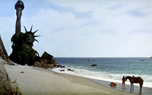 Planet Of The Apes (1968): Un SF care a scris istorie i-a lasat muti pe fani la final, cand eroul interpretat de Charlton Heston descopera ca planeta populata de maimute este aceeasi cu planeta lui, dupa ce gaseste ruinele Statuii Libertatii.