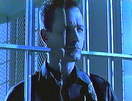 Terminator 2: Judgement Day (1991): Cine poate uita momentul in care T-1000 trece prin gratiile unei celule, aratandu-si forma metalica lichida? Scena a revolutionat efectele speciale si i-a impresionat pe fani.