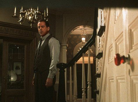 The Sixth Sense (1999):Momentul in care Bruce Willis descopera de ce vede spiritele  oamenilor morti i-a socat pe fani, care nu se asteptau la un astfel de final.