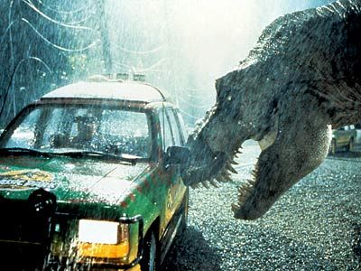 Jurassic Park (1993): Dinozaurii lui Spielberg au reinventat blockbusterele in ultimii 20 de ani. Inainte de a aparea giganticul T-Rex pe ecran, prezenta este anticipata intr-o secventa in care un pahar plin cu apa incepe sa se miste la fel ca la un cutremur. Insa, surpriza, e un T-Rex.