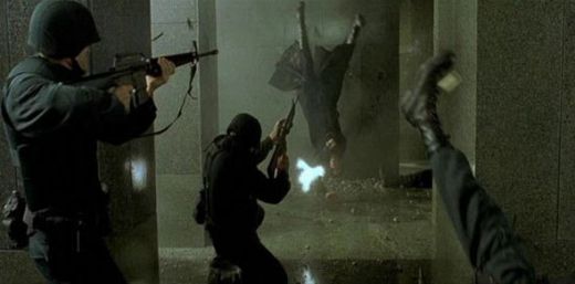 The Matrix (1999): „Avem nevoie de arme. Multe arme”. Ce a urmat dupa replica lui Neo (Keanu Reeves) este una dintre cele mai celebre scene din cinematografia moderna, in care Neo si Trinity distrug holul Matrixului intr-un stil grandios.