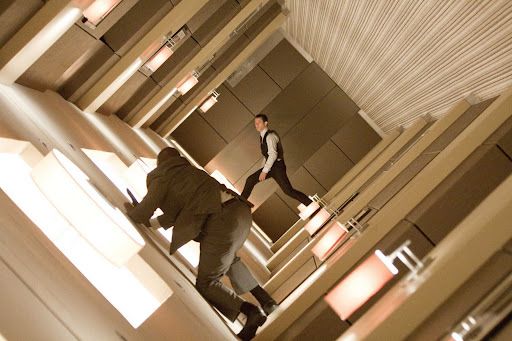 Inception (2010): Arthur (Joseph-Gordon Levitt) se lupta cu subconstientul intr-un univers imaginar, in care coridorul se misca, iar oamenii plutesc.	