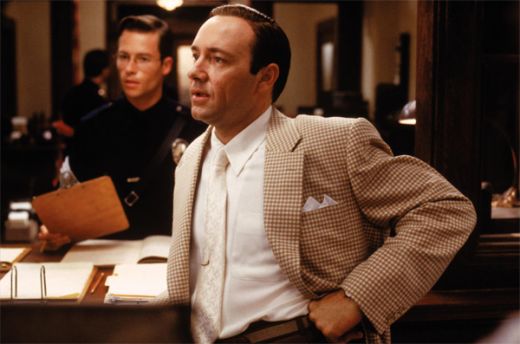 L.A. Confidential (1997): Jack Vincennes se increde in cine nu trebuie, dar  la sfarsit inainte de a muri reuseste sa ofere indiciul care sa ii duca pe baietii buni catre criminal.