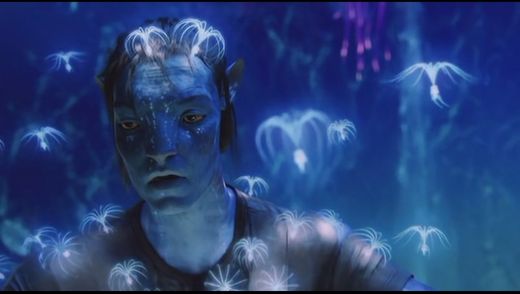Avatar (2009): Povestea epica regizata de James Cameron are mult scene spectaculoase, insa cea in care Jake descopera frumusetea universului de pe Pandora este dementiala, mai ales ca ai senzatia ca acele mici creaturi asemanatoare cu meduzele te ating pe nas in timpul vizionarii.