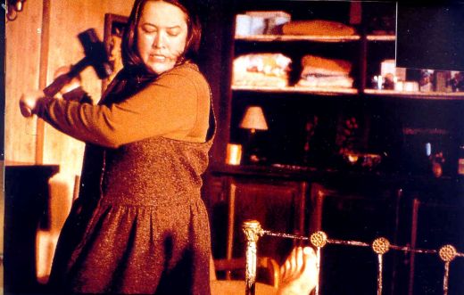 Misery (1990): Adaptarea romanului scris de Stephen King, cu Kathy Bates in rol principal, a fost tulburatoare. Annie Wilkes, personajul interpretat de actrita, este unul dintre cele mai socante, iar scena in care isi ucide cu toporul una dintre victime a fost socanta.
