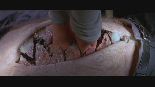 The Thing (1982): In timp ce doctorul Cooper incearca sa il readuca la viata pe Norris, i se deschide pieptul, iar creatura il musca de brat. Greu de anticipat, aceasta scena1, i-a lasat masca pe spectatori.