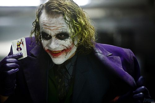 The Dark Knight (2008): Unul dintre raufacatorii orasului Gotham a simtit pe pielea sa umorul macabru si sadic al Jokerului, dupa ce acesta il taie pe fata, lasandu-i urma zambetul malefic al Jokerului.