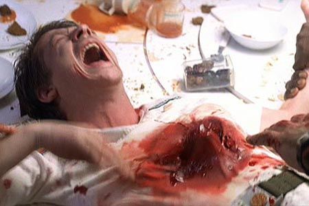Alien (1979): Scena in care John Hurt este ucis dupa ce ii iese un extraterestru din stomac i-a lasat fara replica pe multi si continua si acum sa ii socheze pe fanii unuia dintre cele mai tari horror-uri din istorie.