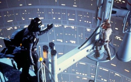 The Empire Strikes Back (1980) Milioane de fani au ramas muti la aceasta scena: Darth Vader ii spune lui Luke Skywalker ca el este tatal sau.