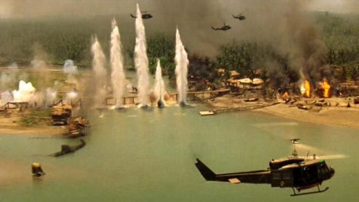 Apocalypse Now (1979): Una dintre capodoperele filmelor de razboi, pelicula regizata de Oliver Stone ramane una dintre cele mai dure despre conflictul din Vietnam. O scena memorabila este cea a atacului american asupra unui sat vietnamez, in urma caruia se dezlantuie Iadul.