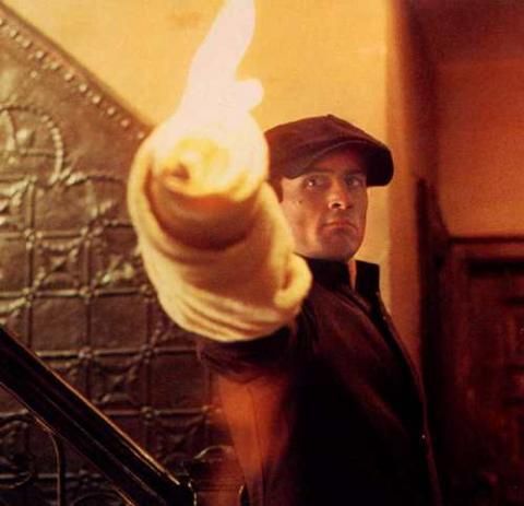 The Godfather Part II (1974): Tanarul Vitto Corleone (Robert De Niro) demonstreaza ca el este capul mafiei, dupa ce il ucide pe rivalul sau Don Fanucci, cu un pistol infasurat pentru a nu face zgomot. Insa, acesta ii ia foc dupa ce trage o serie de gloante.