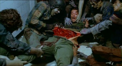 Day Of The Dead (1985): Maestrul horror-urilor cu zombie, George A. Romero a reusit sa ii socheze pe toti in Day of the Dead, intr-o scena in care Captain Rhodes (Joseph Pilato) este mancat de viu si despicat de o armata de zombie.