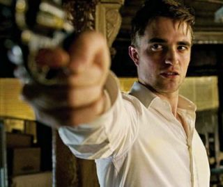 Robert Pattinson nu mai straluceste, s-a transformat intr-un bad boy. Uite cat de dur este in Cosmopolis, marea revenire a lui David Cronenberg