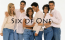 Serialul trebuia sa se numeasca Six of One . Titlul a fost folosit la vizionarea episodului pilot de catre producatori, inainte de intra pe televiziune. Insa, creatorii serialului s-au razgandit si au ales Friends , pentru ca li s-a parut mult mai sonor.