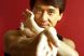 E imposibil sa nu-l iubesti. Jackie Chan a implinit 58 de ani. Povestea luptatorului de arte martiale caruia nimeni nu ii dadea sanse acum 30 de ani