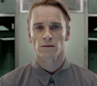 Trailerul viral pentru Prometheus i-a cucerit pe fani: Michael Fassbender se transforma intr-un android misterios si enigmatic in filmul care ar putea reinventa genul SF