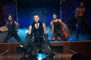 Channing Tatum isi arata talentele de stripper in primul trailer pentru Magic Mike, noul film al lui Steven Soderbergh. De ce se vor uita toate femeile la el