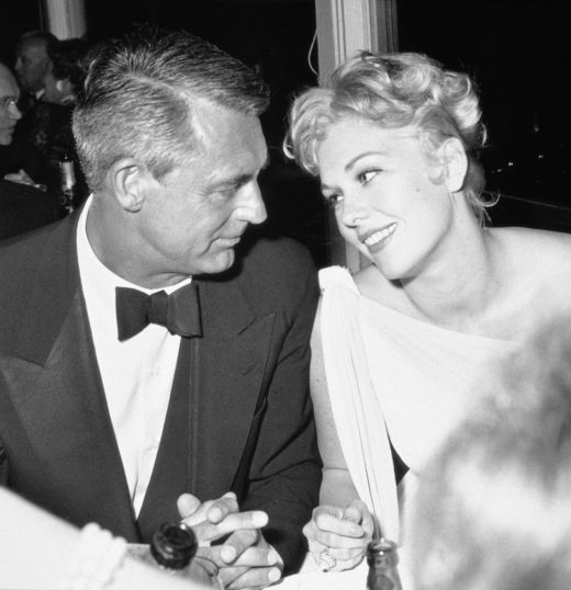 Actorul american Cary Grant, impreuna cu actrita Kim Novak, la Festivalul de Film de la Cannes din 1959