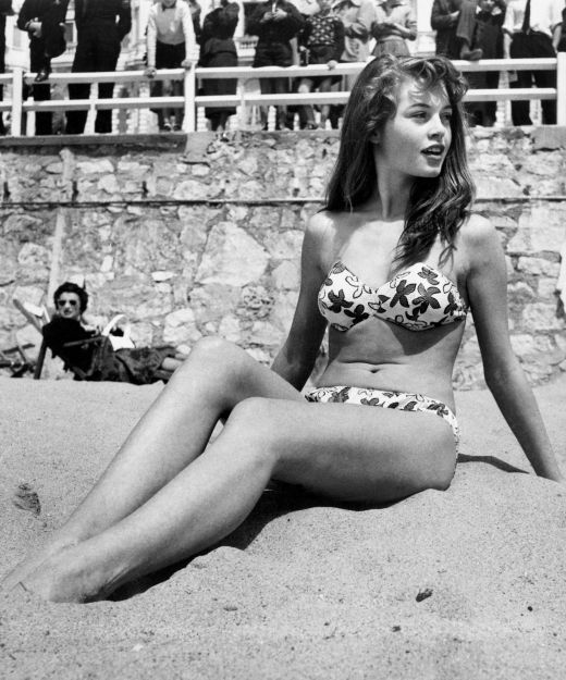Brigitte Bardot, prima femeie in bikini la Festivalul de Film de la Cannes (1953)