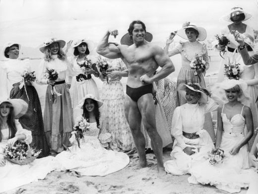 Arnold Schwarzenegger, dupa ce a devenise celebru ca Mr Universe, la Festivalul de Film de la Cannes din 1977, alaturi de fetele din trupa  Folies Bergere.