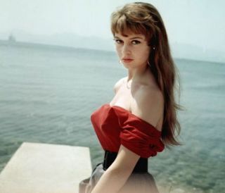 Brigitte Bardot, prima femeie care a aparut in bikini la Cannes. Actrita care a inventat masura zero si relatia ei de iubire/ura cu cel mai celebru festival de film