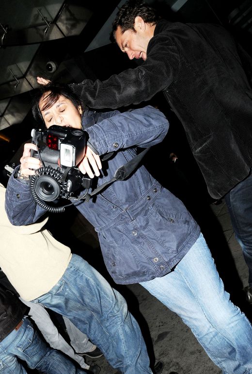 In 2009, Jude Law a lovit o femeie fotograf peste fata, suparat ca aceasta l-a pozat in timp ce iesea de la o petrecere din Londra.  Actorul si-a cerut scuze si a declarat ca a lovit-o din greseala, insa reporterita  a declarat ca gestul a fost intentionat.