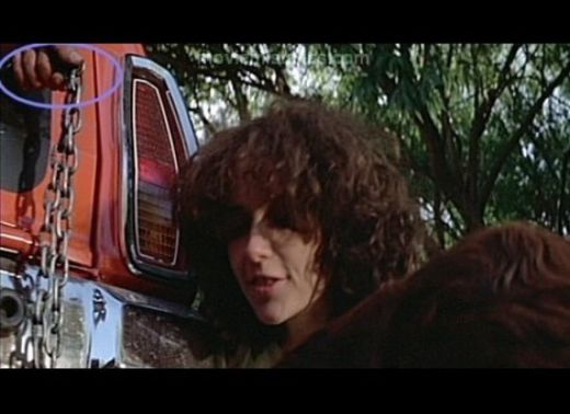  Mad Max (1979): Intr-una din scenele din Mad Max, sotia acestuia, Josie, incearca sa traga un lant atasat de masina. Si totusi, se vede clar mana unei persoane care i-l da.
