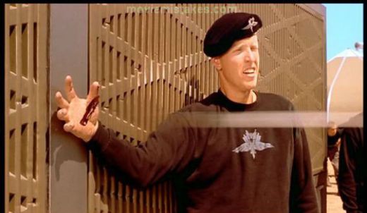  Starship Troopers (1997): Levy (Jake Busey) este injunghiat in palma intr-una din scene, insa mana sa incepe sa sangereze inainte sa fie atinsa de cutit. (linia blurata este cutitul care vine direct spre el)