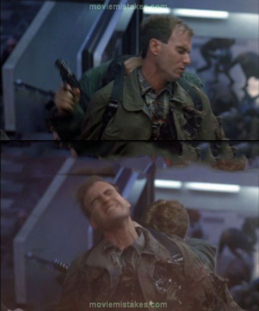  Total Recall (1991): Arnold se apara in Total Recall cu cadavrul unui inamic, si totusi, in urmatoarea secventa cadavrul incepe sa aiba grimase. 