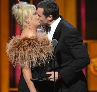 Hugh Jackman s-a sarutat cu sotia sa pe scena la cea mai mare noapte de pe Broadway. Castigatorii de la Tony Awards 2012